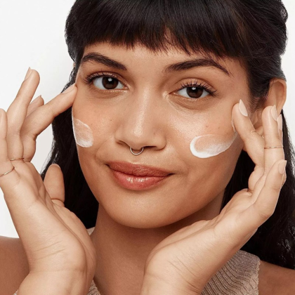 Kem Dưỡng OLAY Total Effects 7 in 1 Day Moisturiser Nourish & Protect SPF15 là sản phẩm có hỗ trợ cả chống nắng
