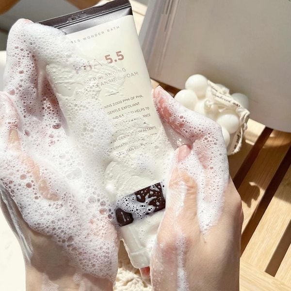 Sữa Rửa Mặt Tẩy Tế Bào Chết Byvibes Wonder Bath PHA 5.5 PH Balancing PHA Cleansing Foam  hỗ trợ điều trị mụn