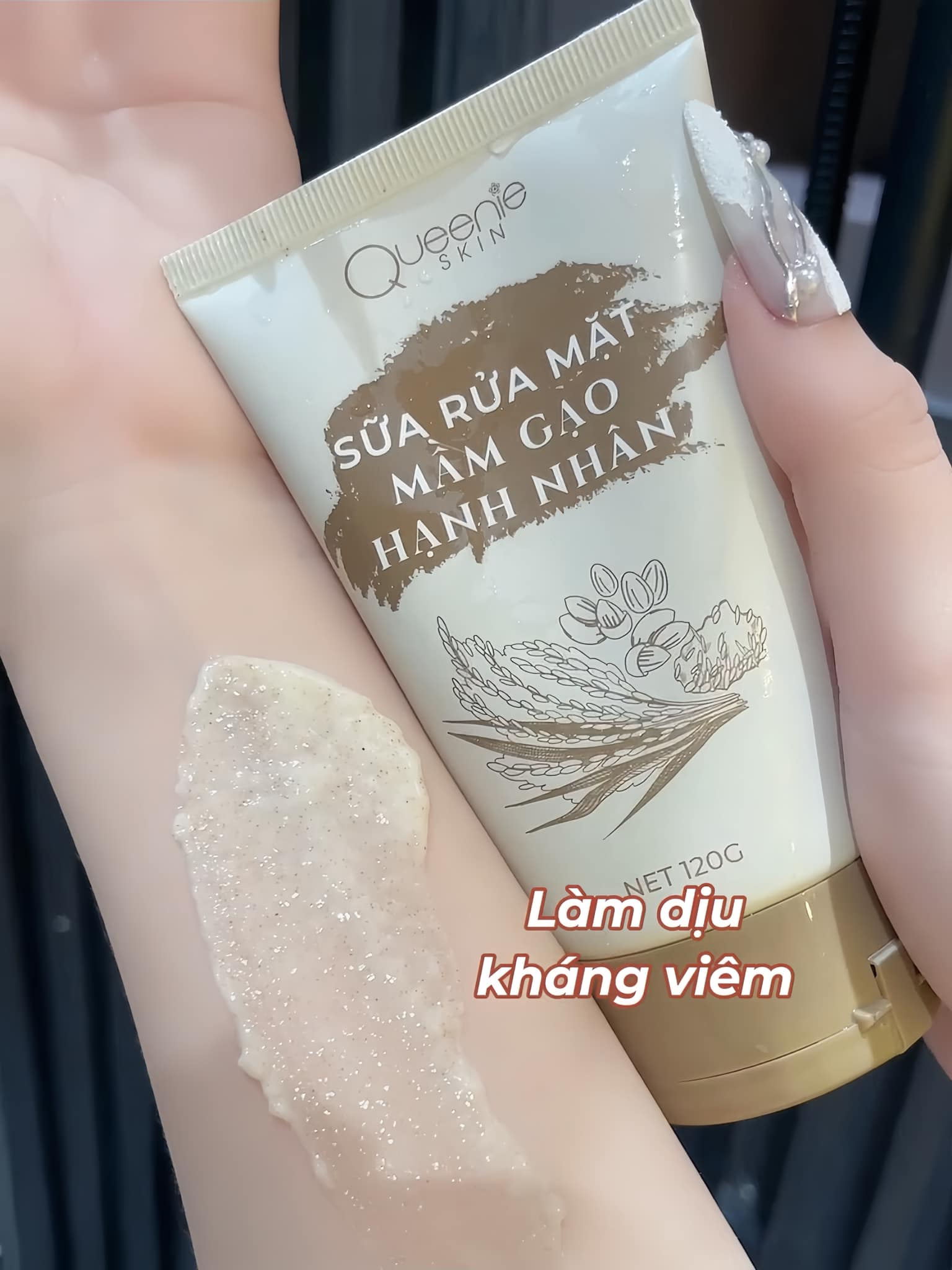 Sữa rửa mặt mầm gạo Queenie Skin giúp loại bỏ các loại bụi bẩn trên da mặt và giữ ẩm cho làn da