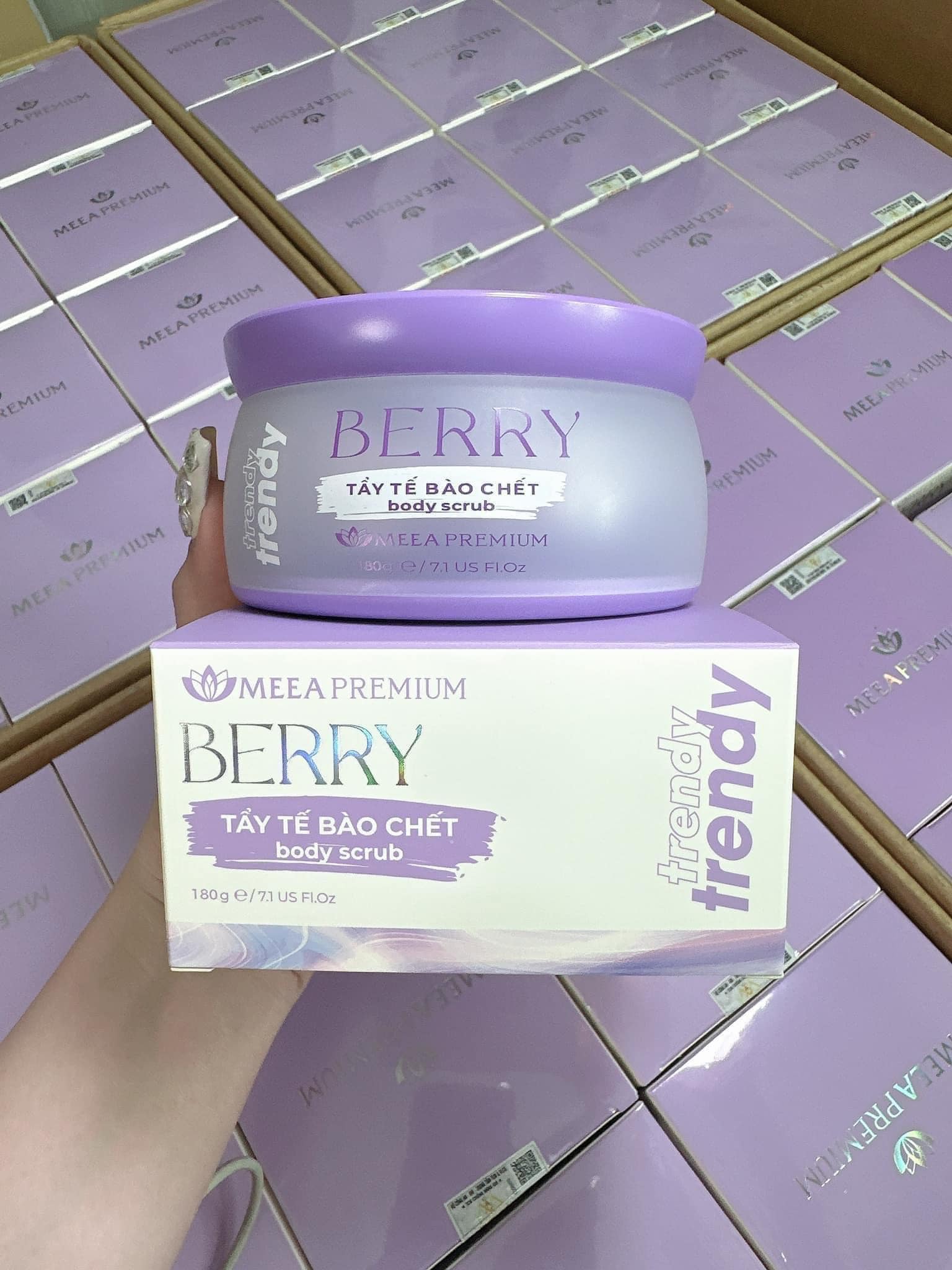 Tẩy Tế Bào Chết Berry Body Scub Meea với các hạt Scrub nhỏ giúp tẩy sạch lớp tế bào chết sần sùi thô ráp trên da một cách dịu nhẹ